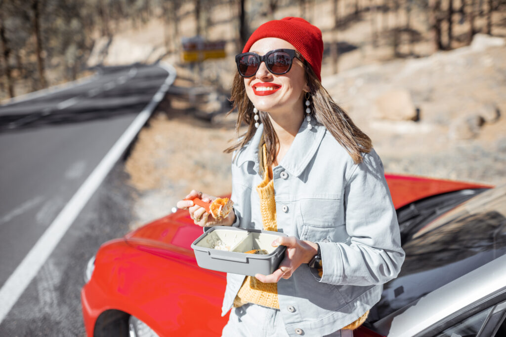 Deze afbeelding heeft een leeg alt-attribuut; de bestandsnaam is woman-eating-during-a-roadtrip-in-the-mountains-LDPLMMF-1024x683.jpg